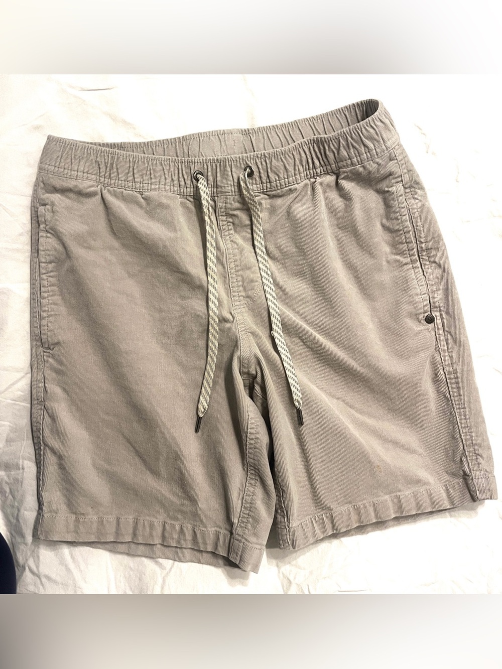 Vuori Men's Drawstring Corduroy Shorts - light gray